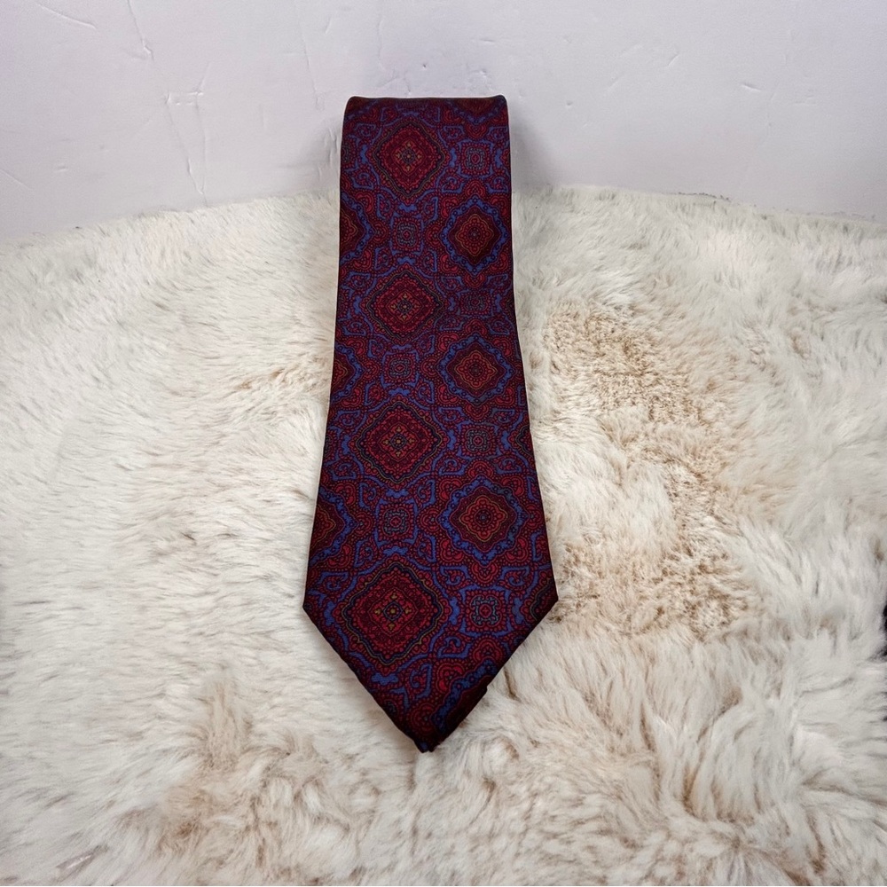 Elegant Red and Blue Silk Tie with Classic Design‎